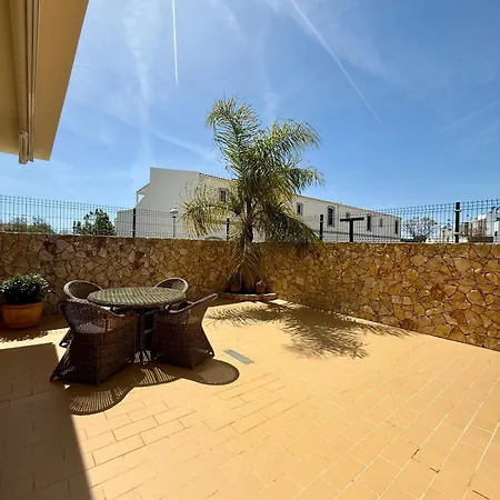 Ama House, * פוסטה